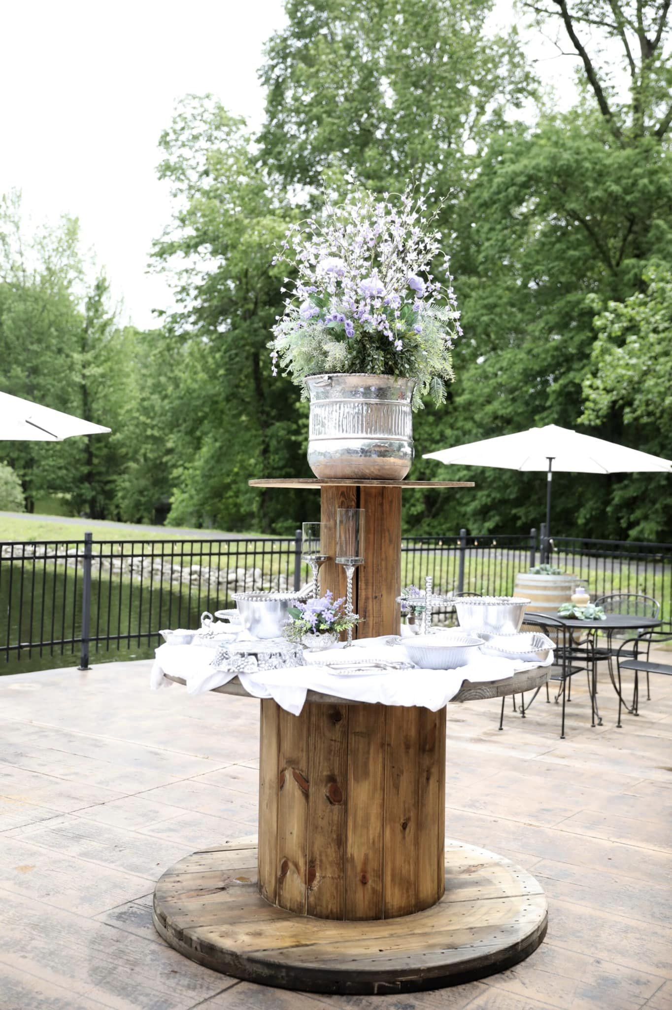 wedding table decorated with light purple theme