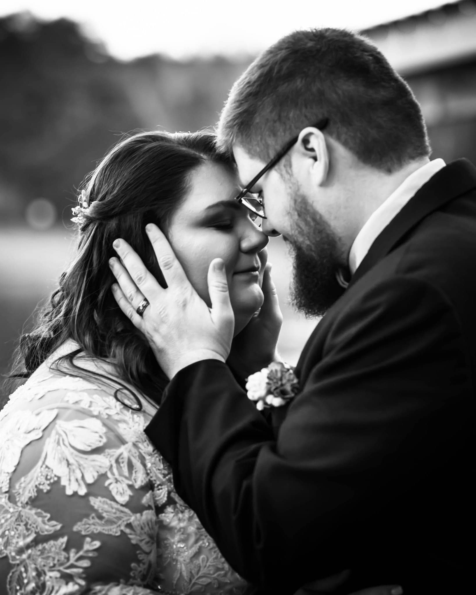 groom holding brides face